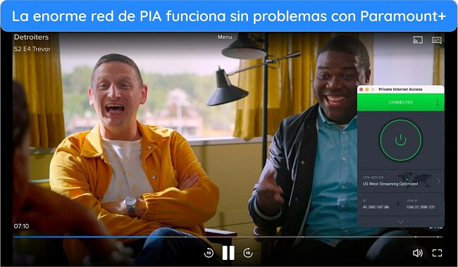 Persona usando una máscara mientras ve la transmisión de 'Detroiters' en Paramount+ con una VPN de PIA