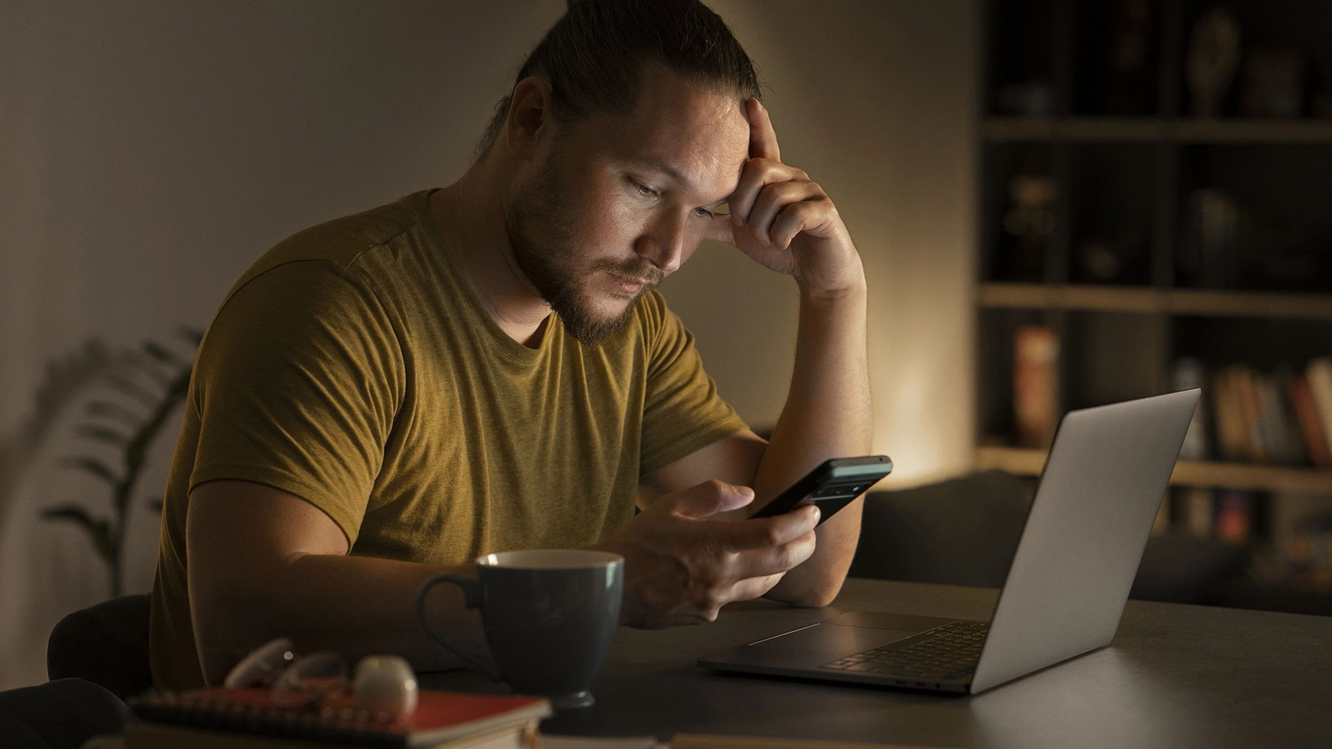 Menschen, die Doomscrolling betreiben, neigen dazu, stärker an Fake News zu glauben