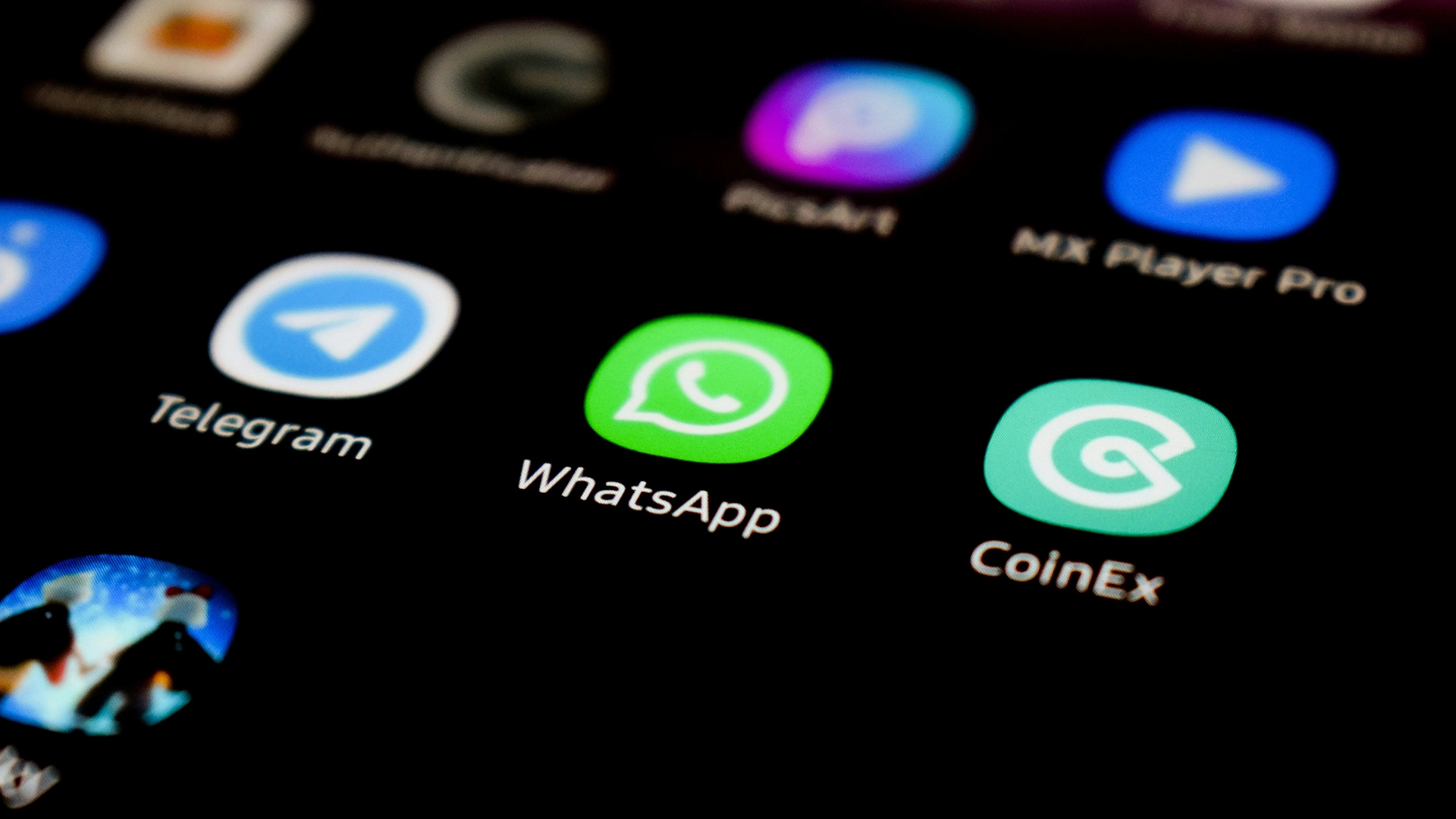 WhatsApp startet Werbung im Status und fügt kostenpflichtige Kanalfunktionen hinzu